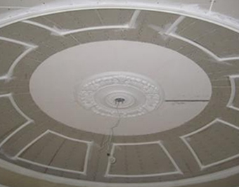 在鋪貼玻化磚和微晶石上墻時，必須用重型粘結(jié)劑鋪設(shè)