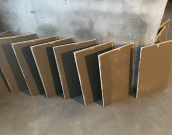 空調(diào)岀風口和回風口必須加固，再封上石膏板